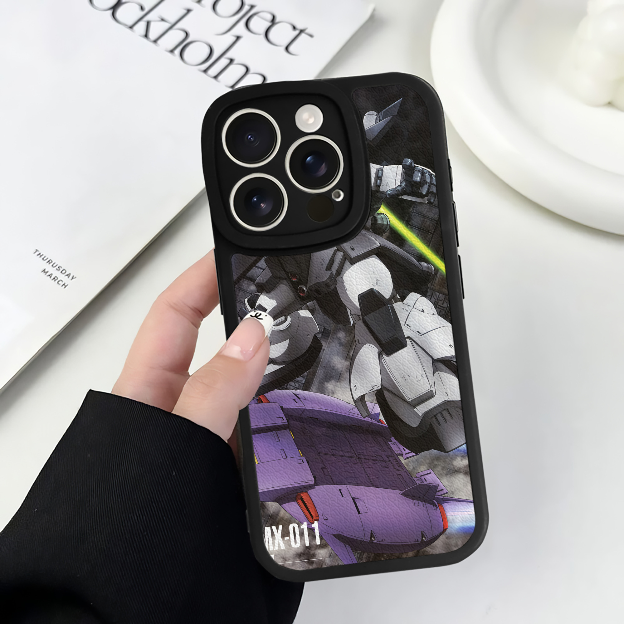 （画像用） 機動戦士ガンダム Mobile Suit Gundam 【iPhone 16シリーズ対応】シリコンスマホケース（レザー調） 材質：シリコン